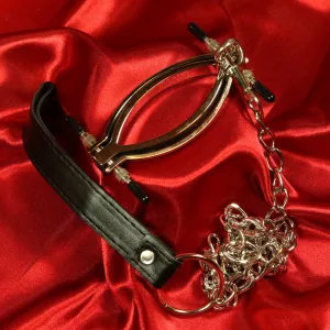 Häpyhuuliklipsi talutushihnalla Chambers of Lovelta – ylellinen BDSM-tarvike sensuelliin dominointiin ja intensiivisiin, kivuliaisiin sessioihin.