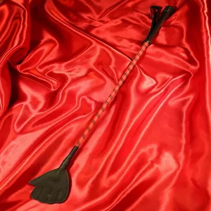 Handgeformte Reitgerte aus rot-schwarzem Leder mit sichtbarer Wildlederseite von Chambers of Love – exklusives Design und detailreiche Verarbeitung.