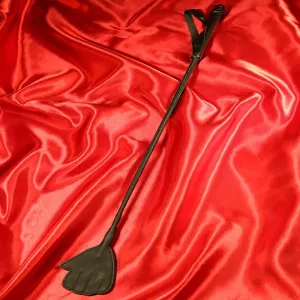 Handgeformte Reitgerte aus schwarzem Leder mit sichtbarer Wildlederseite von Chambers of Love – exklusives Design und detailreiche Verarbeitung.