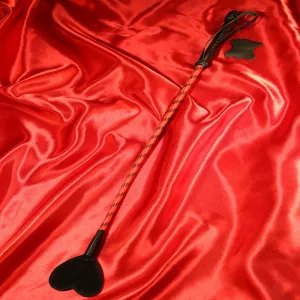 Reitgerte mit herzförmigem Endstück aus rotem und schwarzem Leder aus der exklusiven Kollektion von Chambers of Love – elegantes und einzigartiges