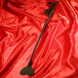 Reitgerte mit herzförmigem Endstück aus schwarzem Leder aus der exklusiven Kollektion von Chambers of Love – elegantes und einzigartiges Design.