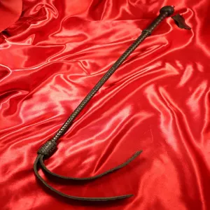 Devil’s tongue riding crop – flexible BDSM crop with devil-shaped tip in durable material for intense stimulation and playful dominance from Chambers of Love.