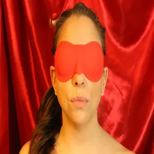 Röd silikonögonbindel från Chambers of Love, fotograferad framifrån. Mjuk silikon som omsluter ögonen och ger en passionerad känsla i dina BDSM-sessioner – perfekt även för våtutrymmen eller stranden.