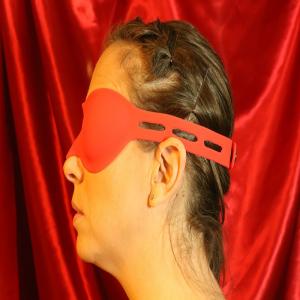 Röd silikonögonbindel från Chambers of Love, fotograferad från sidan. Mjuk silikon som omsluter ögonen, perfekt för BDSM-sessioner, våtutrymmen eller stranden.