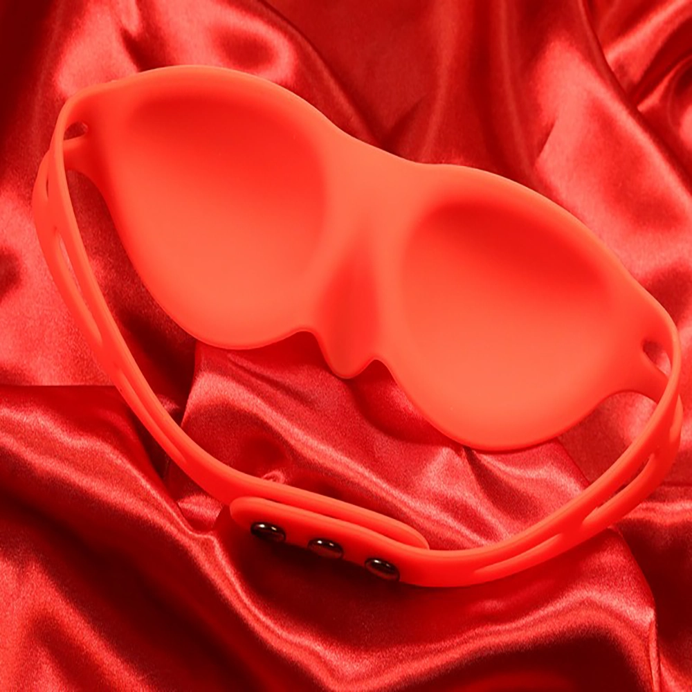 Punaisen silikonisen silmänaamion sisäpuoli Chambers of Lovelta, kuvattu punaista taustaa vasten.