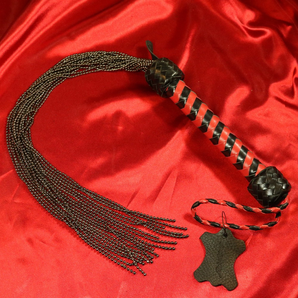 Punamusta ketjupiiska XA137RBL Chambers of Loven eksklusiivisesta valikoimasta – vankka ja voimakas muotoilu pehmeisiin kosketuksiin BDSM-sessioissa.