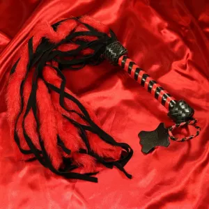 Punamusta pitkä Shaman-floggeri aidosta mokkanahasta Chambers of Lovelta. Eksklusiivinen lämmittävä piiska käsin punotulla kahvalla, täydellinen monipuolisiin BDSM-sessioihin.