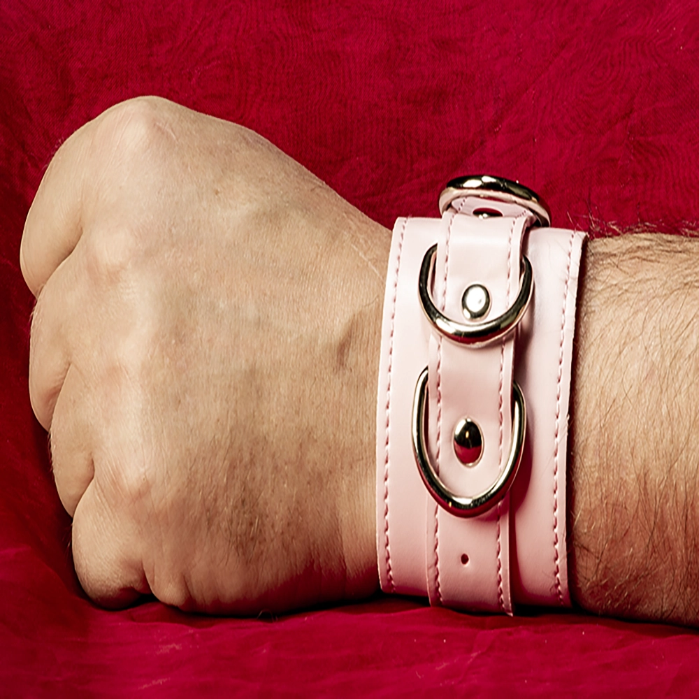 Rosa PU-handbojor från Chambers of Love designade för att kombinera komfort och stil, perfekta för sensuella och kontrollerade BDSM-sessioner.