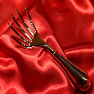 Lähikuva Sensations Claw’n alapinnasta, kiillotettua metallia, Chambers of Love. Tyylikäs, ergonominen muoto ja ylellinen viimeistely, BDSM-tarvike.