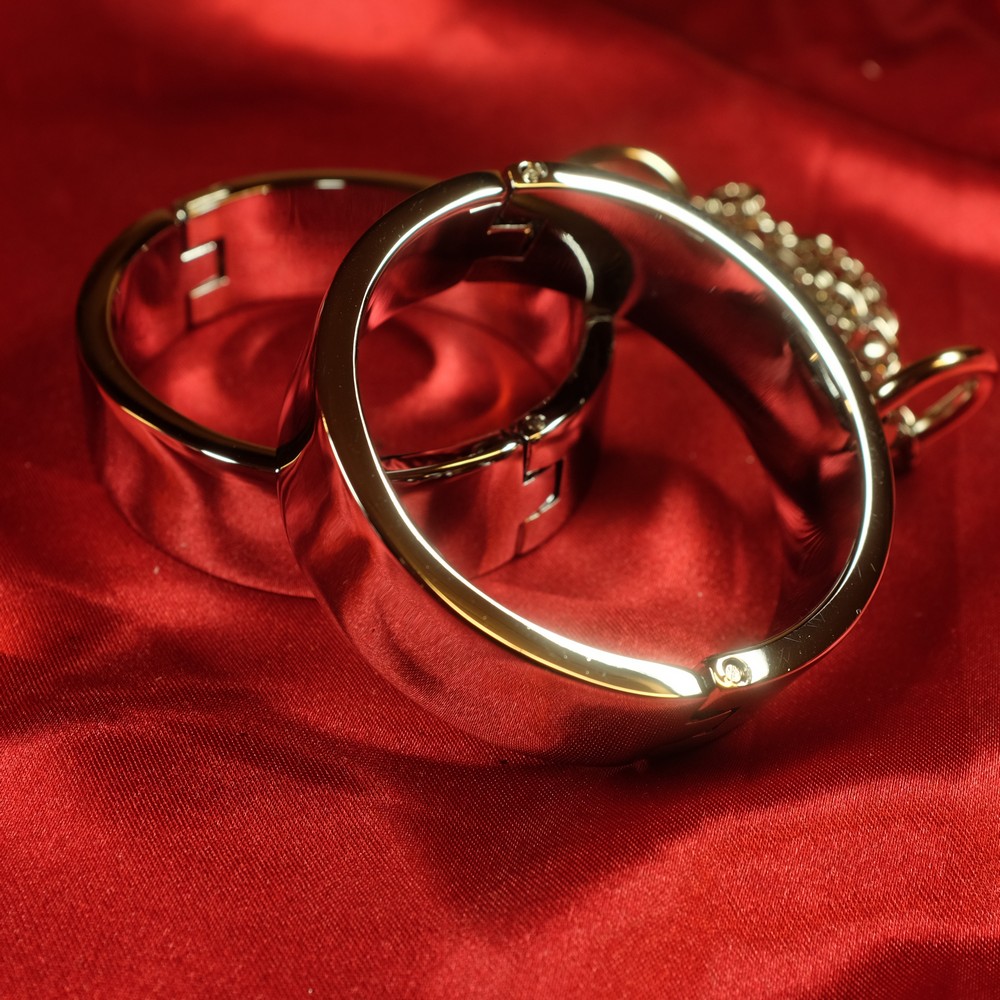 Högglanspolerad stålboja i L-storlek från Chambers of Love.
