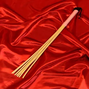 Upptäck en ny dimension av njutning med vår exklusiva skalade rottingflogger från Chambers of Love, med elegant rosa handtag. Perfekt för dig som söker intensitet, precision och stil i dina BDSM-sessioner.