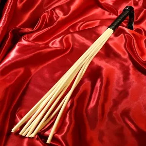 Upptäck en ny dimension av njutning med vår exklusiva skalade rottingflogger från Chambers of Love, med elegant svart handtag. Perfekt för dig som söker intensitet, precision och stil i dina BDSM-sessioner. Ett måste för varje samling av BDSM-tillbehör.