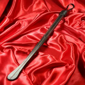 Rund spets BDSM slapper i svart genuint läder med röda sömmar på rött satintyg från Chambers of Love EN: