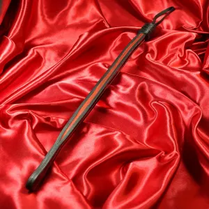 Rund spets BDSM slapper i svart genuint läder med röda sömmar – sidovy på rött satintyg från Chambers of Love