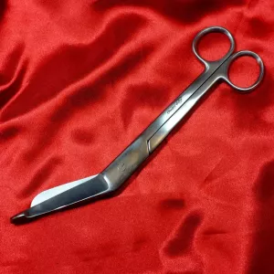 Chambers of Love på röd satintygg, utan fodral. Säkerhetssax för säker bondage och snabb frigöring vid panik eller kramp.