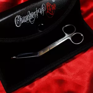 Säkerhetssax 140 mm från Chambers of Love med fodral. Säkerhetssax för säker bondage och snabb frigöring vid panik eller kramp.