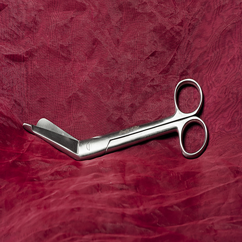 Säkerhetssax för avancerad bondage – robust och rostfri sax med platt topp för säker och snabb frigörelse av rep, tejp och bandage vid BDSM-sessioner från Chambers of Love.