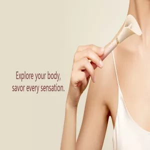 Nainen pitää Zalo Callaa kaulaansa vasten. Teksti 'Explore your body, savor every sensation' korostaa tuotteen sensuellia ja nautinnollista kokemusta. Premium-vibraattori Chambers of Lovelta.