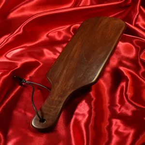 Chambers of Love eksklusiivinen sheesham-puupaddle, jossa koristeellinen ruutukuvioitu etupinta ja sama sileä takapinta. Ylellinen BDSM-paddle impact playhin.