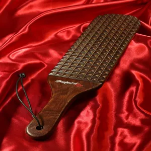 Chambers of Love eksklusiivinen sheesham-puupaddle, jossa koristeellinen ruutukuvioitu etupinta. Ylellinen BDSM-paddle impact playhin.