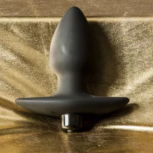 Svart vibrerande analplugg i silikon med bred bas – Silicone Fantasy Anal Plug från Love Toy (3 hastigheter, 7 vibrationsmönster) – Chambers of Love