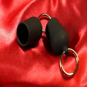 Silikon bröstvårta- och klitorissugare i svart silikon med metallringar från Chambers of Love