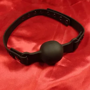 Silikon-gag 40 mm från Chambers of Loves egna sortiment – lyxig, svart BDSM-gag i mjukt silikon, designad för säkerhet och komfort. Perfekt för både nybörjare och erfarna utövare.