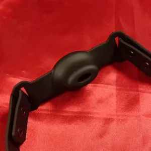 Närbild på insidan av oval gag från Chambers of Loves egna sortiment. Elegant, svart BDSM-gag i mjukt silikon med hög kvalitet.