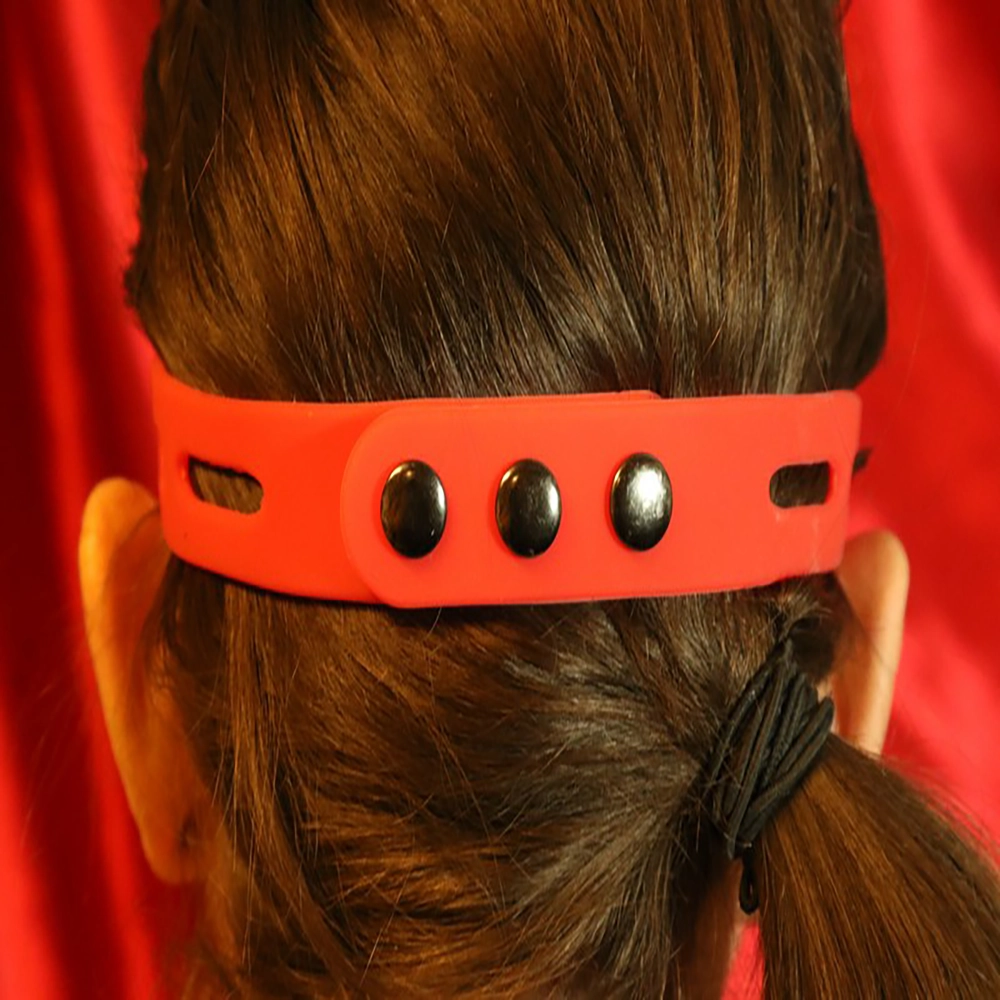 Punaisen silikonisen silmänaamion takaosa Chambers of Lovelta, kiinnitys näkyvissä.