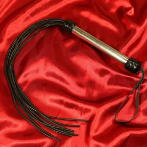 Silicone Flogger von Chambers of Love mit schwarzen Gummischwänzen und glänzendem Stahlgriff. Ideal für intensive, stilvolle BDSM-Sessions und Genuss in Nassbereichen oder am Strand.