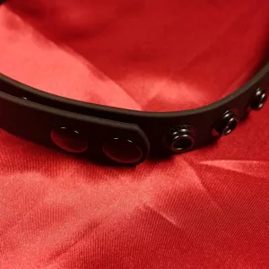 Detaljbild på justerbara spännen till Chambers of Loves egna silikon-gag – robusta, svarta BDSM-spännen för säker och bekväm passform.