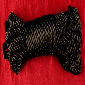 Silkki bondageköysi, musta, 10 metriä pitkä ja 7 mm paksu Chambers of Lovelta. Eksklusiivinen valinta bondageen.