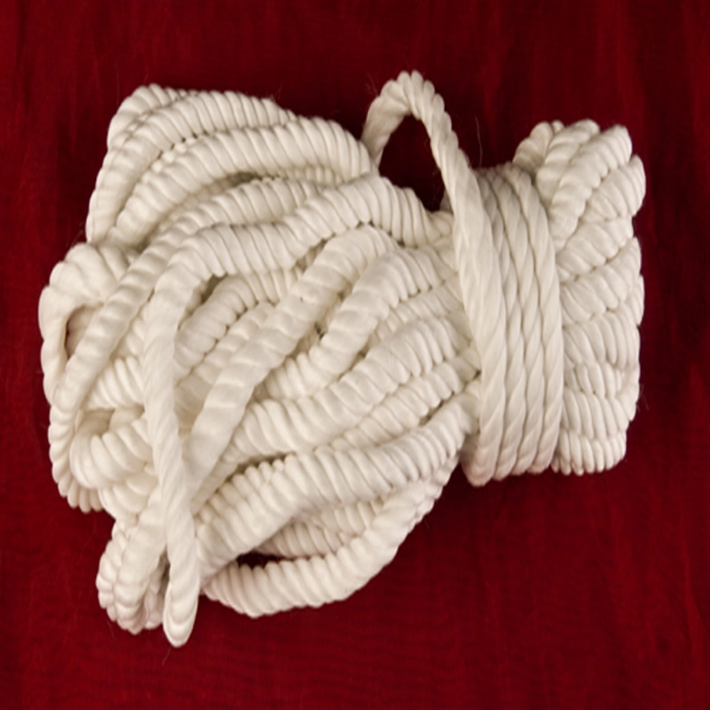 Silkesrep Vit - Chambers of Love, 10 meter långt och 7 mm tjockt. Perfekt för de som söker både stil och säkerhet i sina bondage upplevelser.