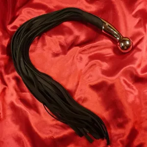 Lähikuva mustan nahkafloggerin kahvasta, Chambers of Love.