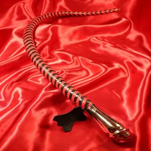 Punainen/musta Sjambok-nahkapiiska, ruostumattomasta teräksestä valmistettu pallomainen kahva, jossa “Chambers of Love” -leima. Joustava ja kestävä rakenne, punottu nahka ja kova ydin.