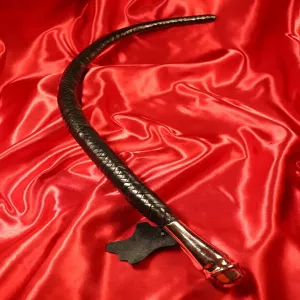 Musta Sjambok-nahkapiiska, ruostumattomasta teräksestä valmistettu pallomainen kahva, jossa “Chambers of Love” -leima. Joustava ja kestävä rakenne, punottu nahka ja kova ydin.