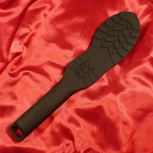 Liten silikonpaddel skosula – avgjutning av skosula på röd bakgrund. Riktigt elak för dig som gillar svidande smärta! Exklusiv design från Chambers of Love.