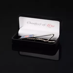 Tie clip with BDSM flag. An exclusive metal accessory – perfect for a proud and stylish look. Discover quality and design at Chambers of Love.