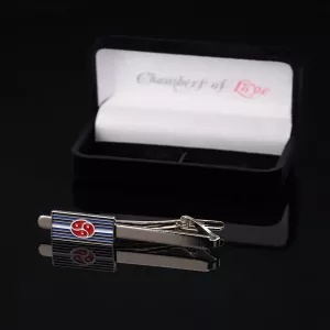 Polished metal tie clip with embedded BDSM flag. Sturdy clasp, exclusive design – perfect for showing pride and style. Discover quality at Chambers of Love.
