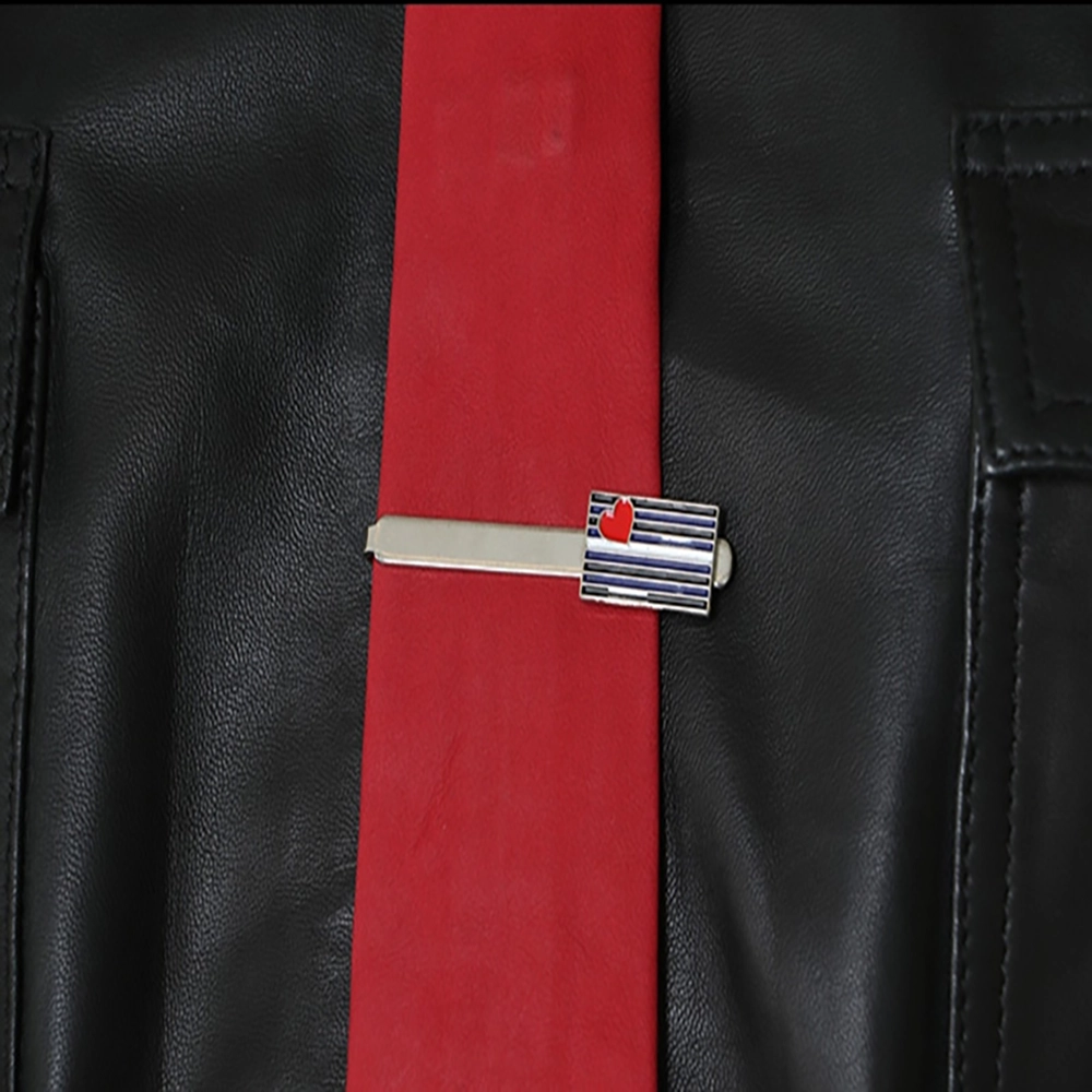 Slipshållare med läder-flagga i blankpolerad metall, placerad på röd läderslips. Elegant och stolt accessoar från Chambers of Love.