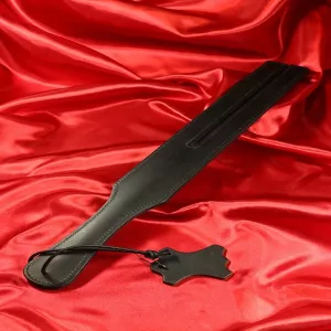 Kapea nahkapaddle tawsen takapuoli Chambers of Lovelta – musta nahka, punaiset koristeompeleet, 47 cm pitkä.