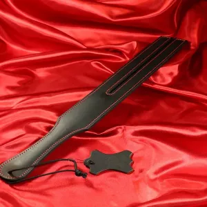 Kapea nahkapaddle tawse Chambers of Lovelta – eksklusiivinen musta nahkapaddle punaisilla koristeompeleilla, 47 cm pitkä, ikoniseen kuriin ja tyylikkääseen BDSM:ään.