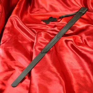 Smal spets slapper kort i svart genuint läder – ovanifrån på rött satintyg från Chambers of Love