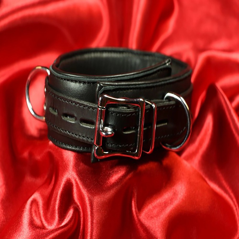 Bakifrån-bild på smalare vadderat BDSM-halsband med 3 D-ringar från Chambers of Love, med tydliga detaljer. Elegant och exklusivt ur vårt sortiment.