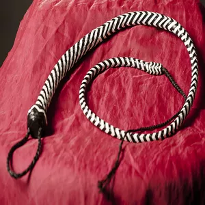Snake whip in Schwarz und Weiß – lange, flexible und kraftvolle Peitsche für fortgeschrittene BDSM Sessions von Chambers of Love.