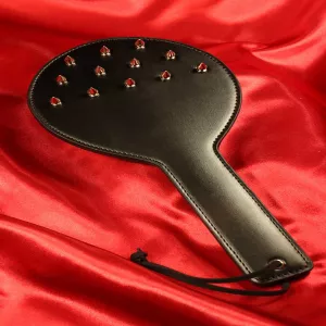 Spikpaddel – kraftvolle und einzigartige Paddle mit Metallspitzen für intensive und fortgeschrittene BDSM Sessions von Chambers of Love.