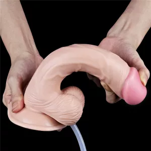 Squirting Realistinen Dildo 23 cm Love Toylta, saatavilla Chambers of Lovelta. Kaksi kättä taivuttaa dildoa joustavuuden esittelemiseksi, kuvattu mustaa taustaa vasten.