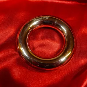 Magnetisk penisring i metall – stängd – 35 mm innerdiameter på rött tyg, Chambers of Love