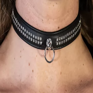 Musta BDSM-nahkakaulapanta, jossa kaksiriviset valkoiset kristallit Chambers of Lovelta. Eksklusiivinen ja elegantti osa premium-mallistoamme.