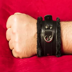 Svart låsbar handboja i PU veganläder med mjuk päls från Chambers of Love för bekväm bondage och BDSM-sessioner